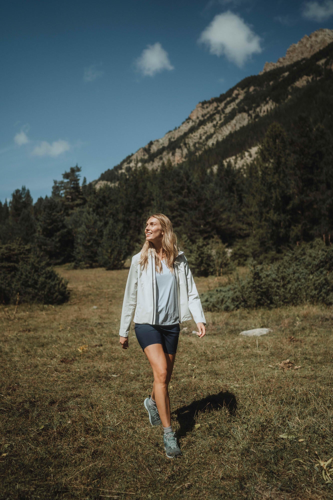 Quechua Women's MH100 Lightweight Waterproof Hiking Jacket - Image 11