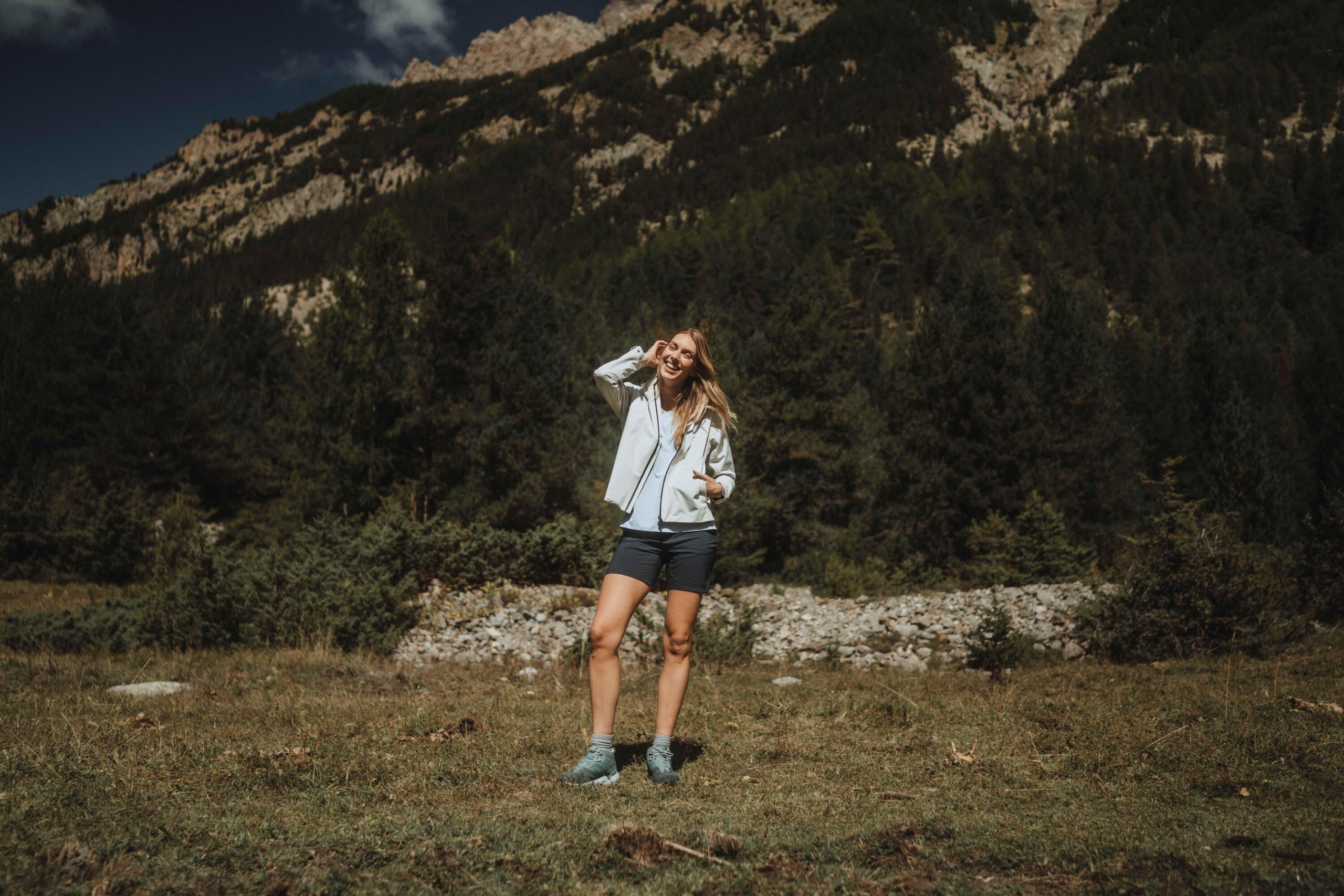 Quechua Women's MH100 Lightweight Waterproof Hiking Jacket - Image 12